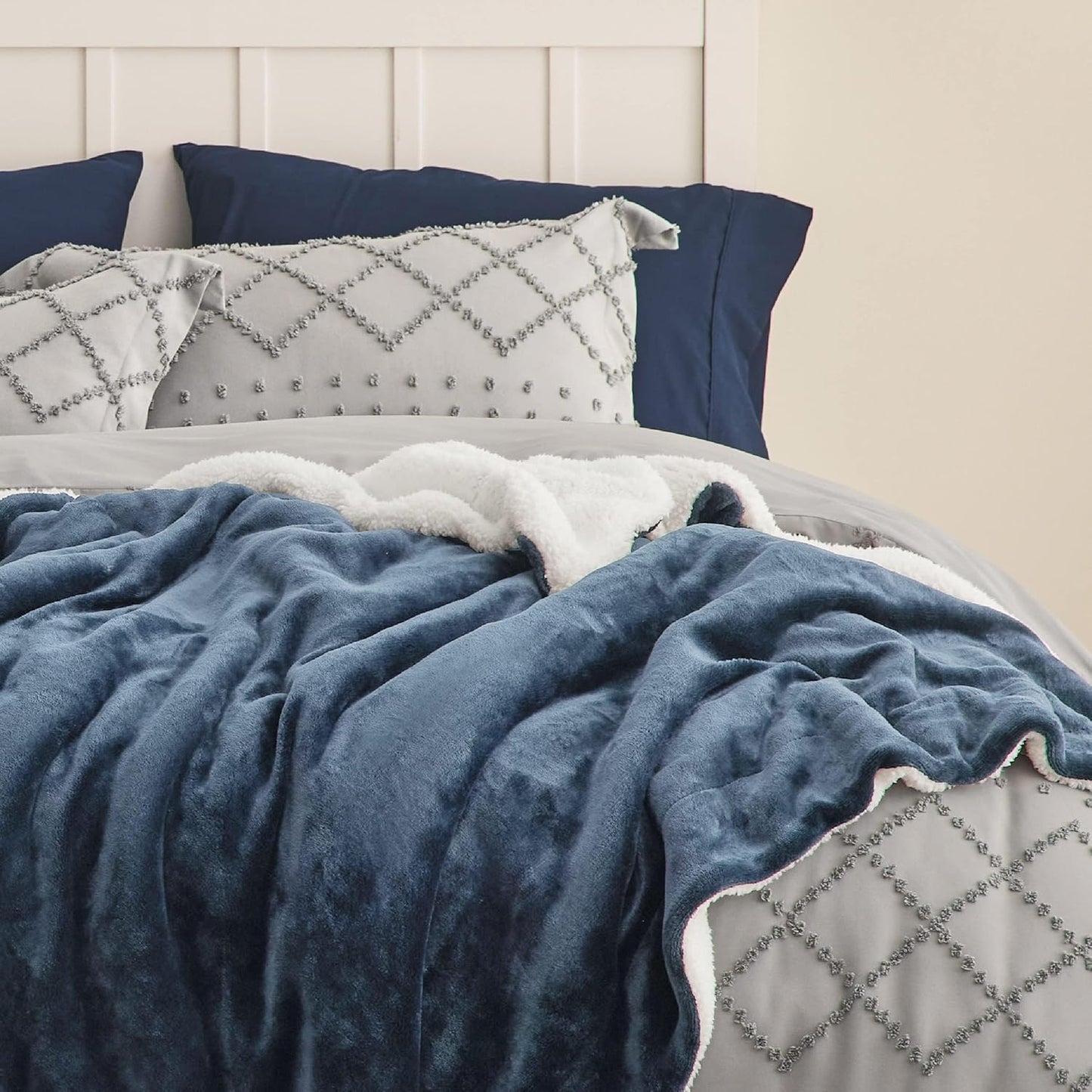 Bedsure Sherpa Fleece Throw Blanket - Fluffy Microfiber Solid Blankets for Bed and Couch Double/Twin Size, Silver Grey, 150x200cm