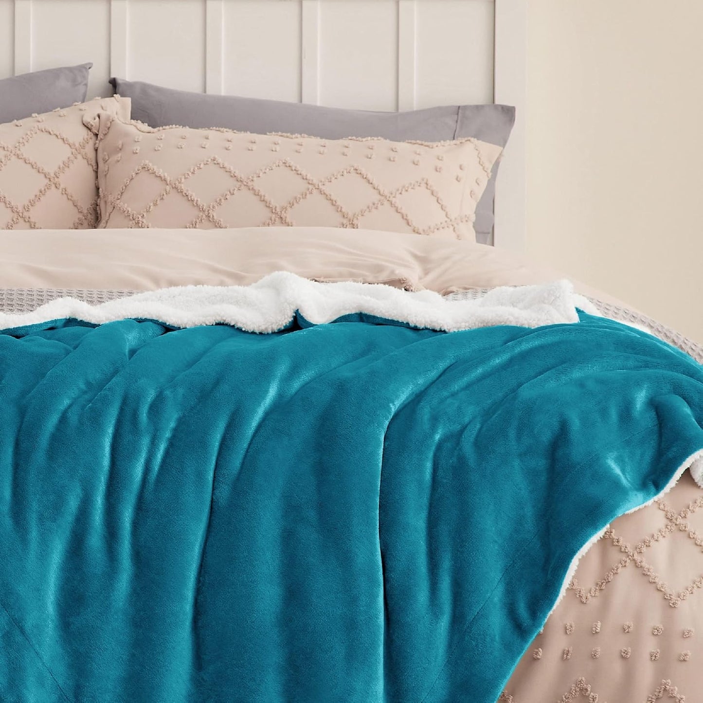 Bedsure Sherpa Fleece Throw Blanket - Fluffy Microfiber Solid Blankets for Bed and Couch Double/Twin Size, Silver Grey, 150x200cm
