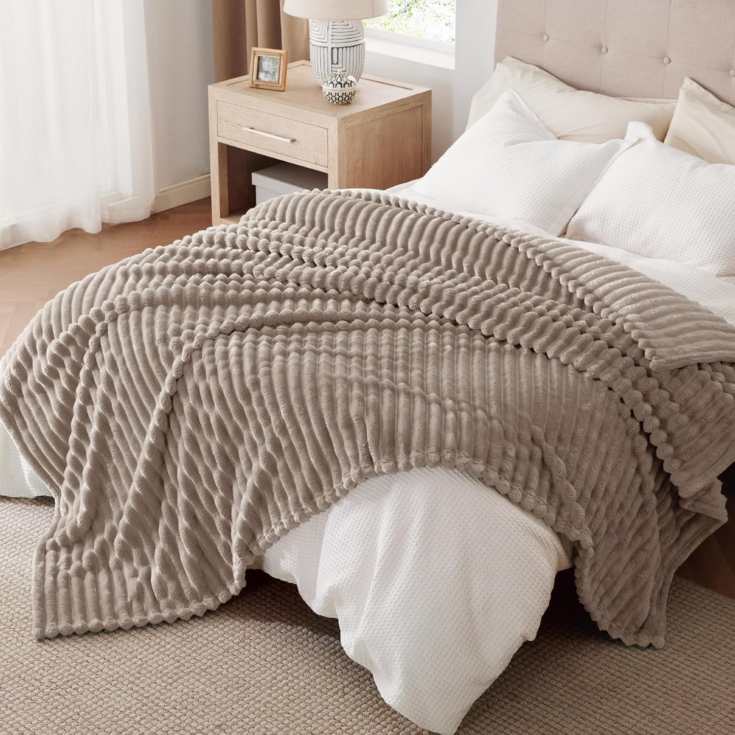 Bedsure Fleece Throw Blanket for Sofa - Fluffy Cosy Warm Blankets for Bed, Soft Cute Single Throw Gifts for Women and Girls, Ashley Blue, 130x170 cm