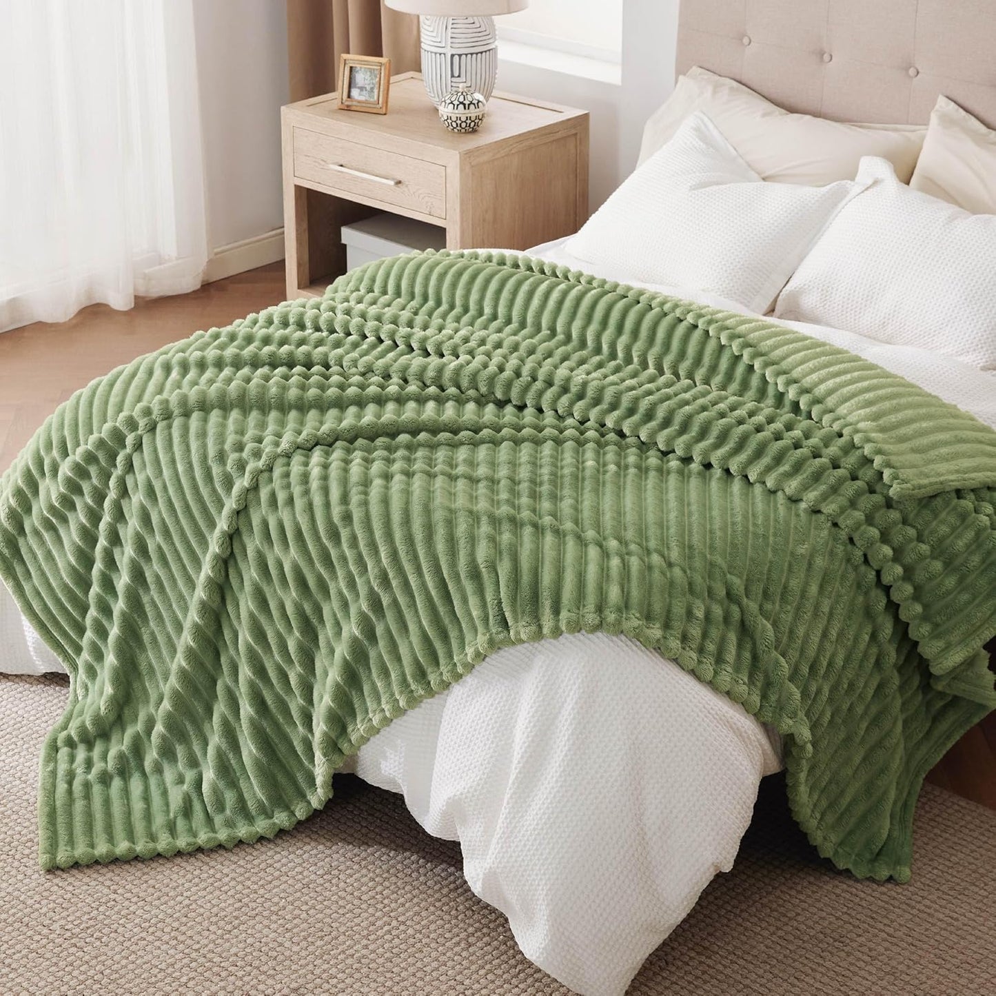 Bedsure Fleece Throw Blanket for Sofa - Fluffy Cosy Warm Blankets for Bed, Soft Cute Single Throw Gifts for Women and Girls, Ashley Blue, 130x170 cm