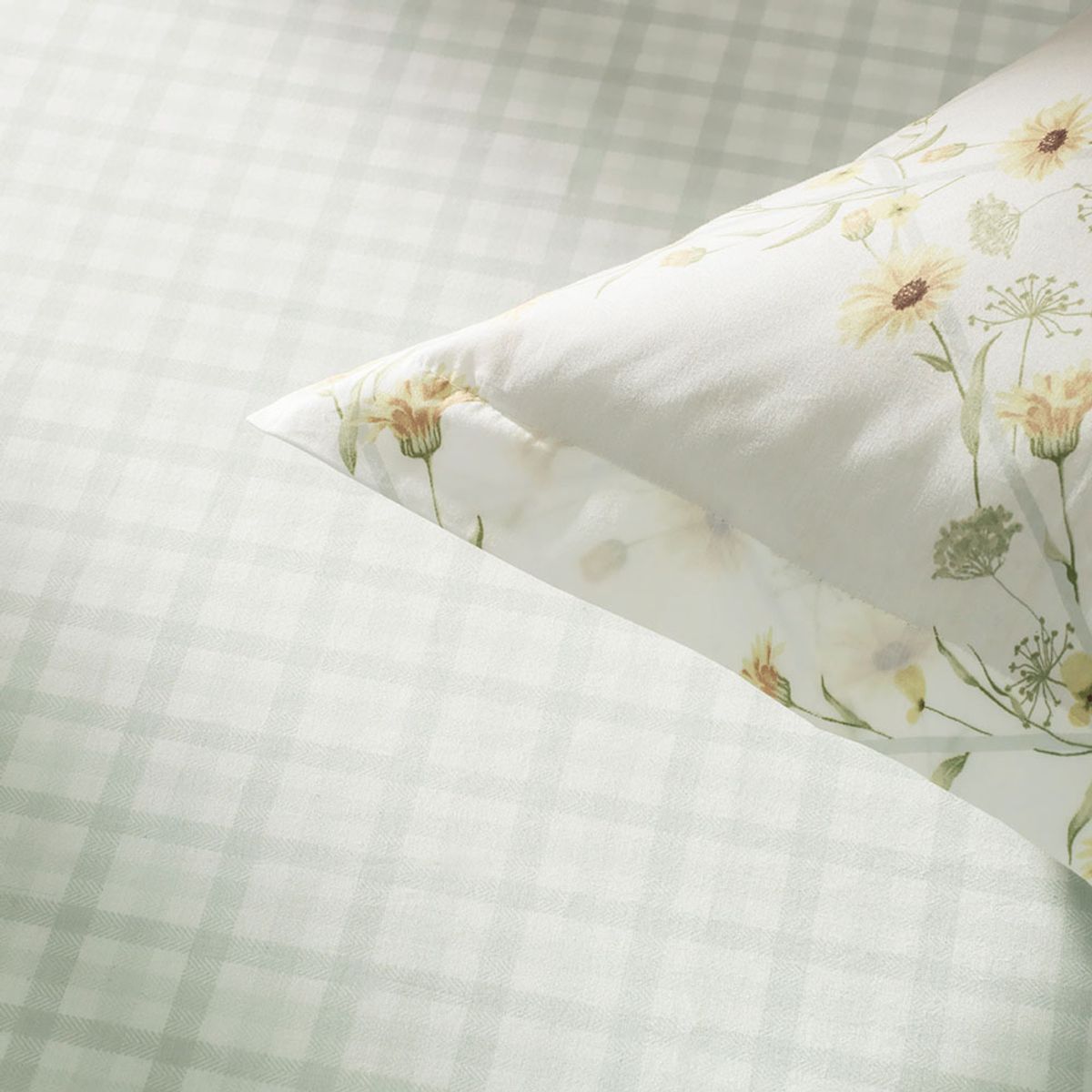 Florata Fitted Sheet and Pillowcases – 200 Thread Count