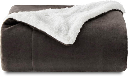 Bedsure Sherpa Fleece Throw Blanket - Fluffy Microfiber Solid Blankets for Bed and Couch Double/Twin Size, Silver Grey, 150x200cm