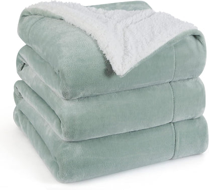 Bedsure Sherpa Fleece Throw Blanket - Fluffy Microfiber Solid Blankets for Bed and Couch Double/Twin Size, Silver Grey, 150x200cm